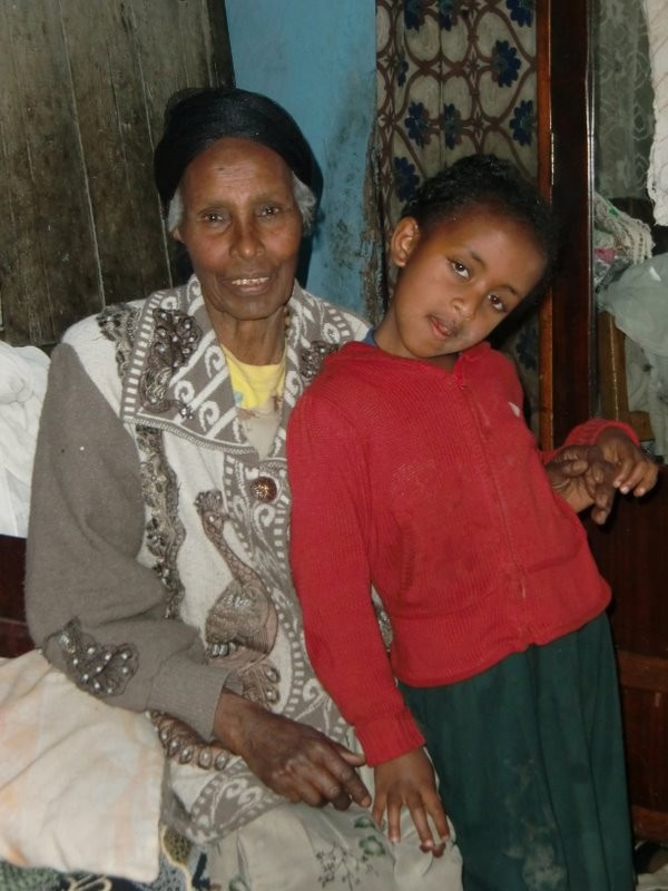 Frau Amenu mit ihrer Nichte Meramawit