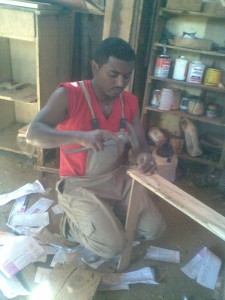 Mehari Gebremaria in seiner kleinen Werkstatt 